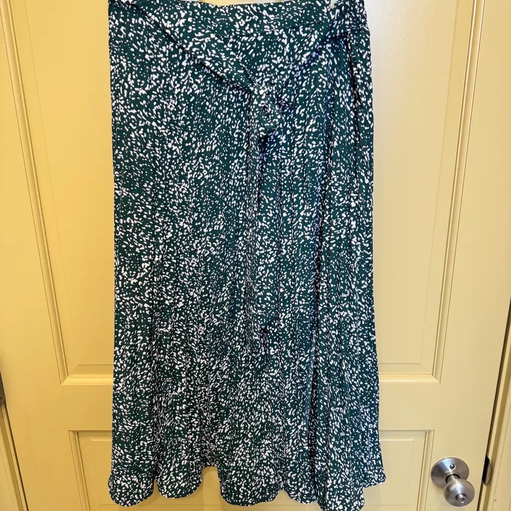 Skies Are Blue Green Printed Midi Skirt – Size Medium